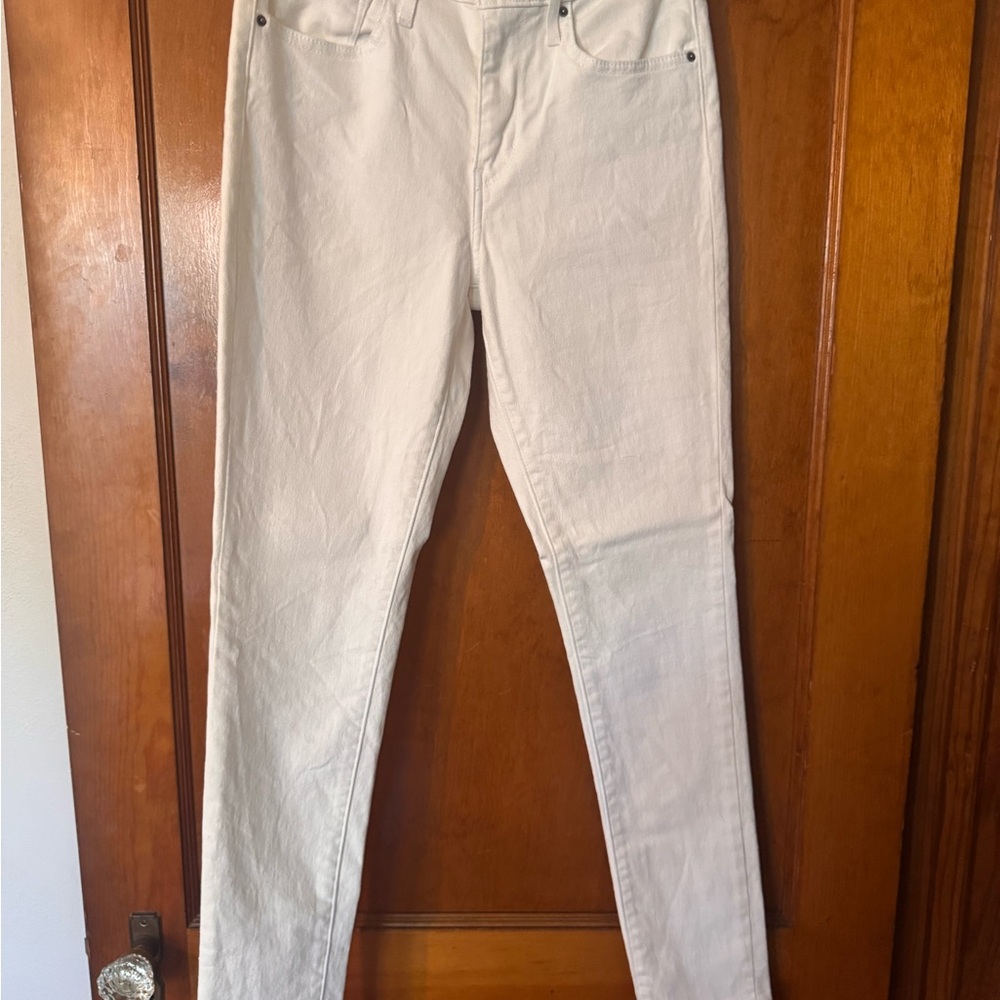 White skinny Levi jeans